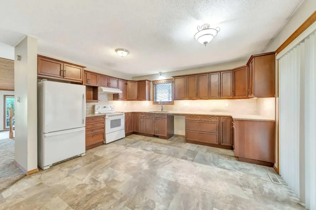 5713 34 Street Lloydminster AB T9V 1Z8
