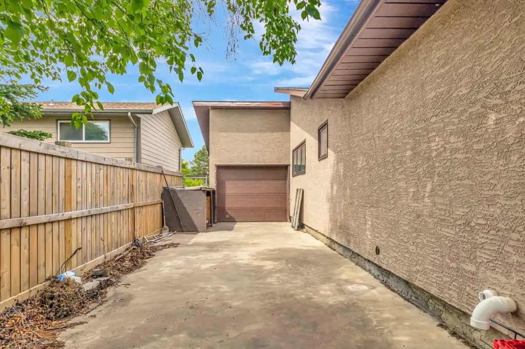 5713 34 Street Lloydminster AB T9V 1Z8