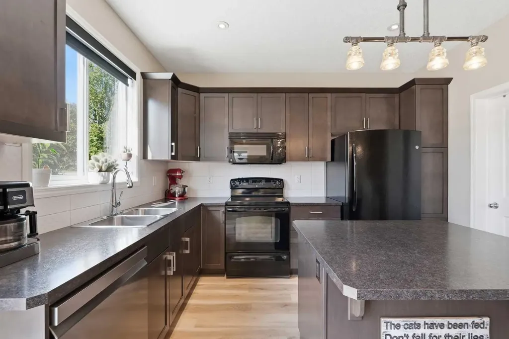 182 Windwood Grove Airdrie AB T4B 3S8