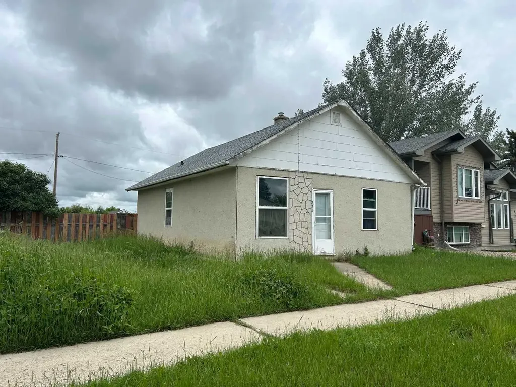 822 2 Street SE Redcliff AB T0J 2P0