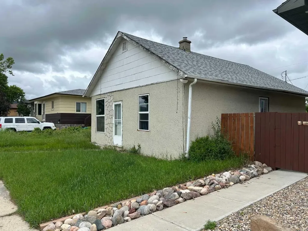 822 2 Street SE Redcliff AB T0J 2P0