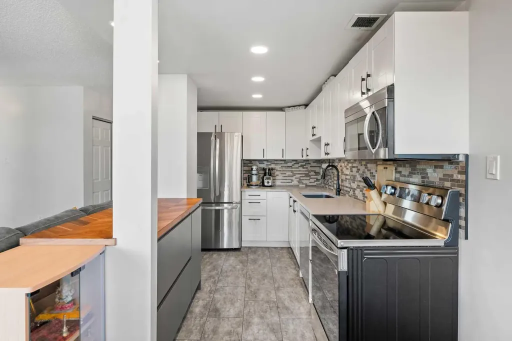 1334 14 Avenue SW Calgary AB T3C 0W2