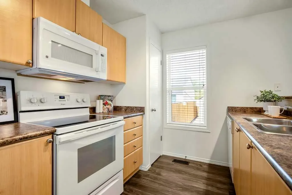 246 Elgin View SE Calgary AB T2Z 4N6