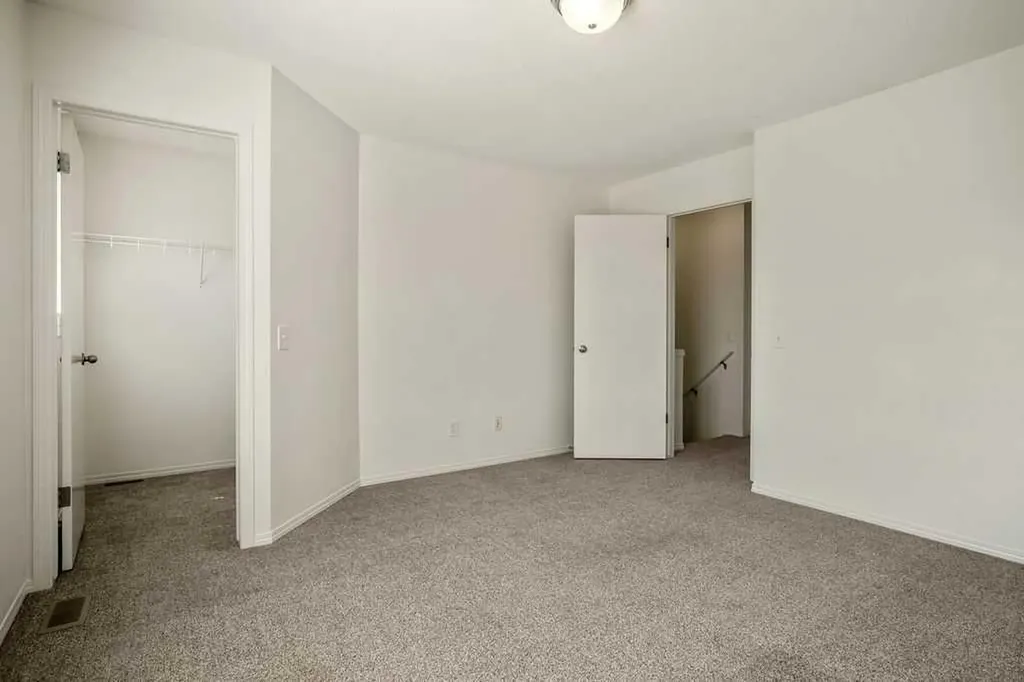 246 Elgin View SE Calgary AB T2Z 4N6