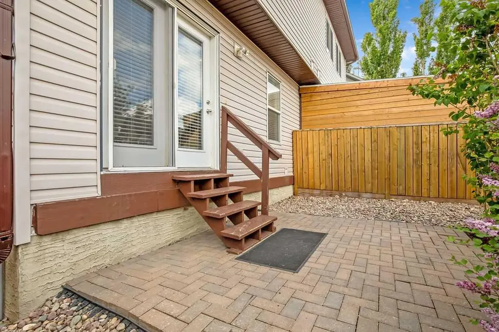 246 Elgin View SE Calgary AB T2Z 4N6