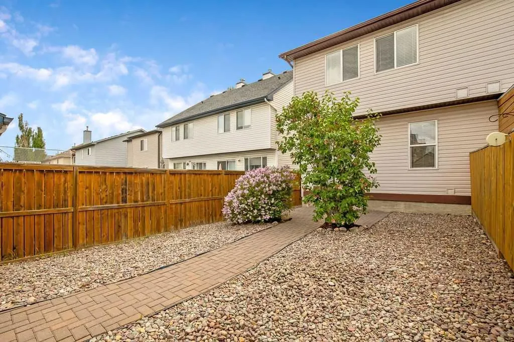 246 Elgin View SE Calgary AB T2Z 4N6