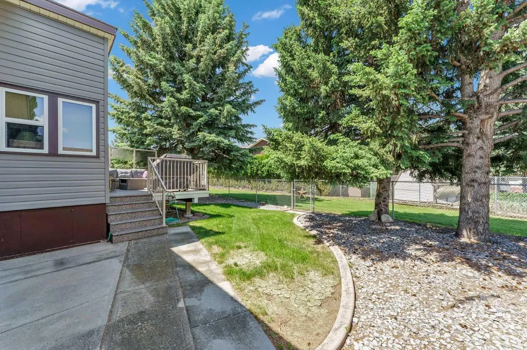 1226 24 Street SE Medicine Hat AB T1B 1V9