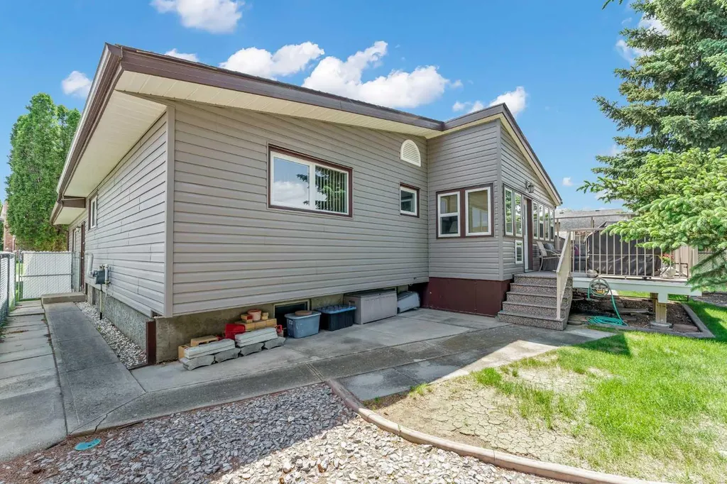 1226 24 Street SE Medicine Hat AB T1B 1V9