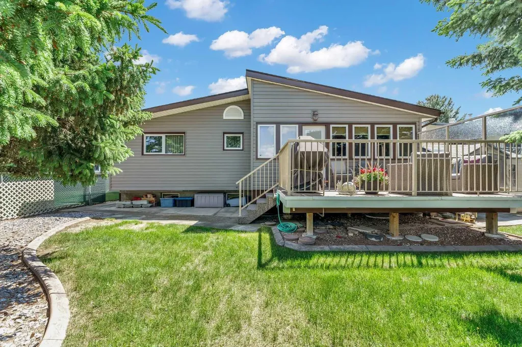 1226 24 Street SE Medicine Hat AB T1B 1V9