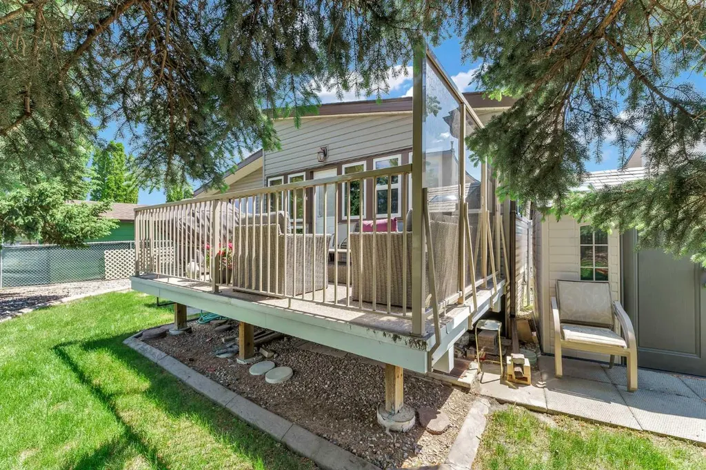1226 24 Street SE Medicine Hat AB T1B 1V9