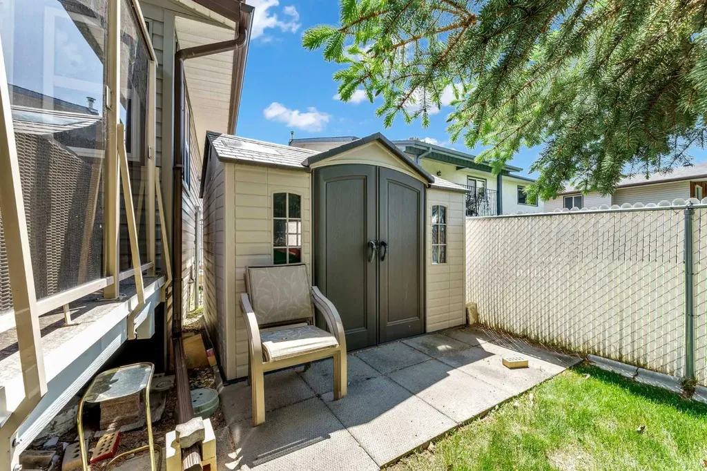 1226 24 Street SE Medicine Hat AB T1B 1V9