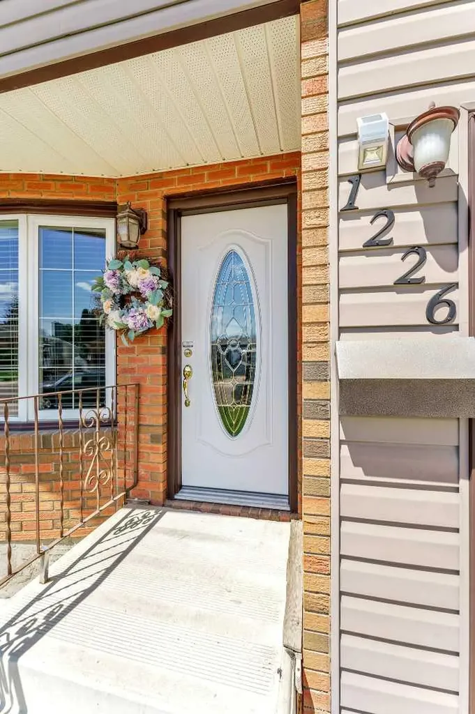1226 24 Street SE Medicine Hat AB T1B 1V9