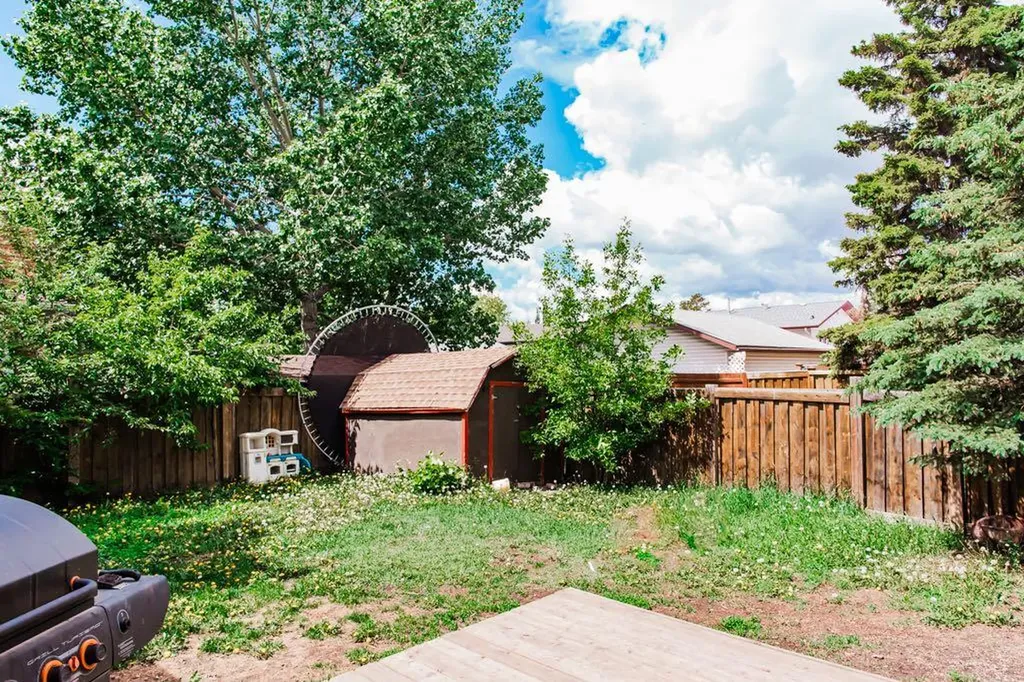 9804 77 Avenue Grande Prairie AB T8V3Y9