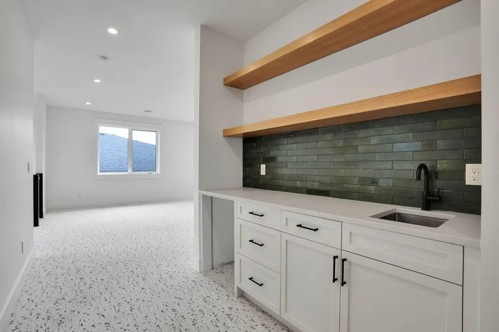 427 Patterson Boulevard SW Calgary AB T3H 3N6