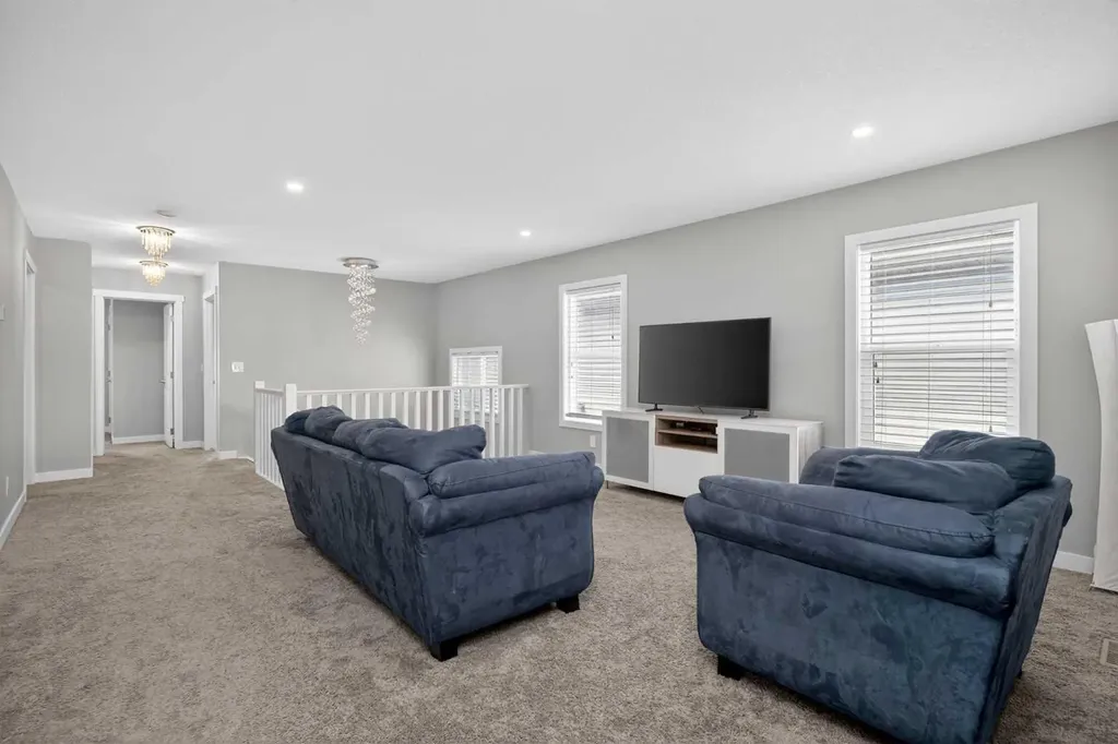 37 Evansfield Manor NW Calgary AB T3P 1J8