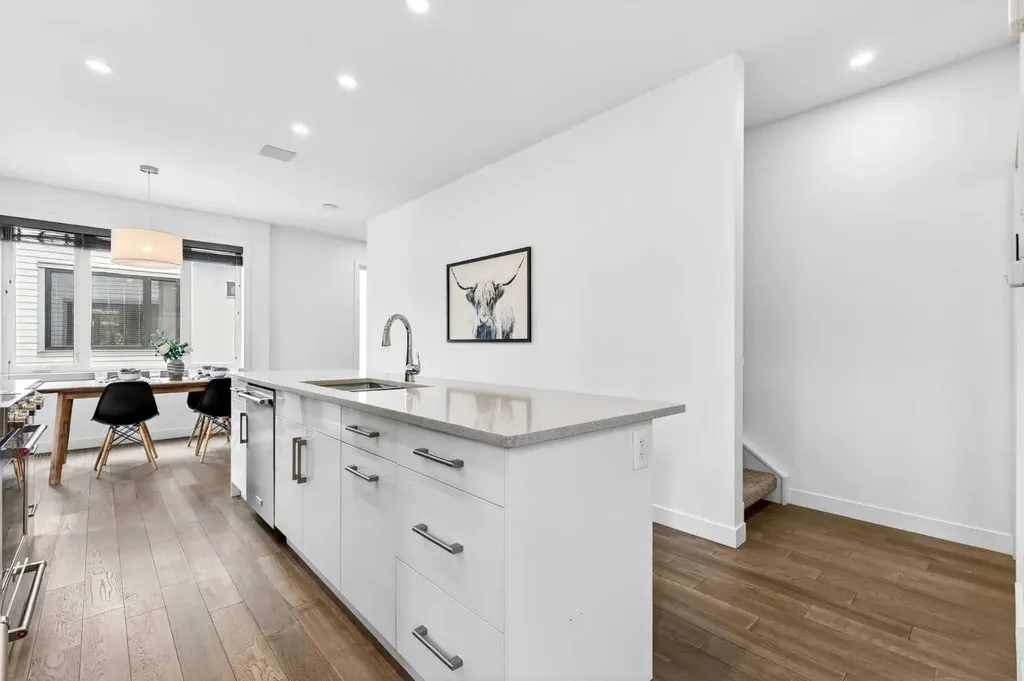 1616 24 Avenue NW Calgary AB T2M 1Y6
