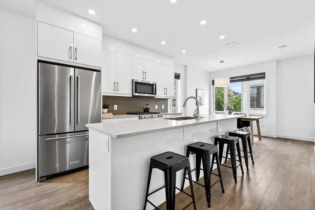1616 24 Avenue NW Calgary AB T2M 1Y6