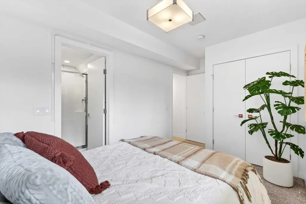 1616 24 Avenue NW Calgary AB T2M 1Y6