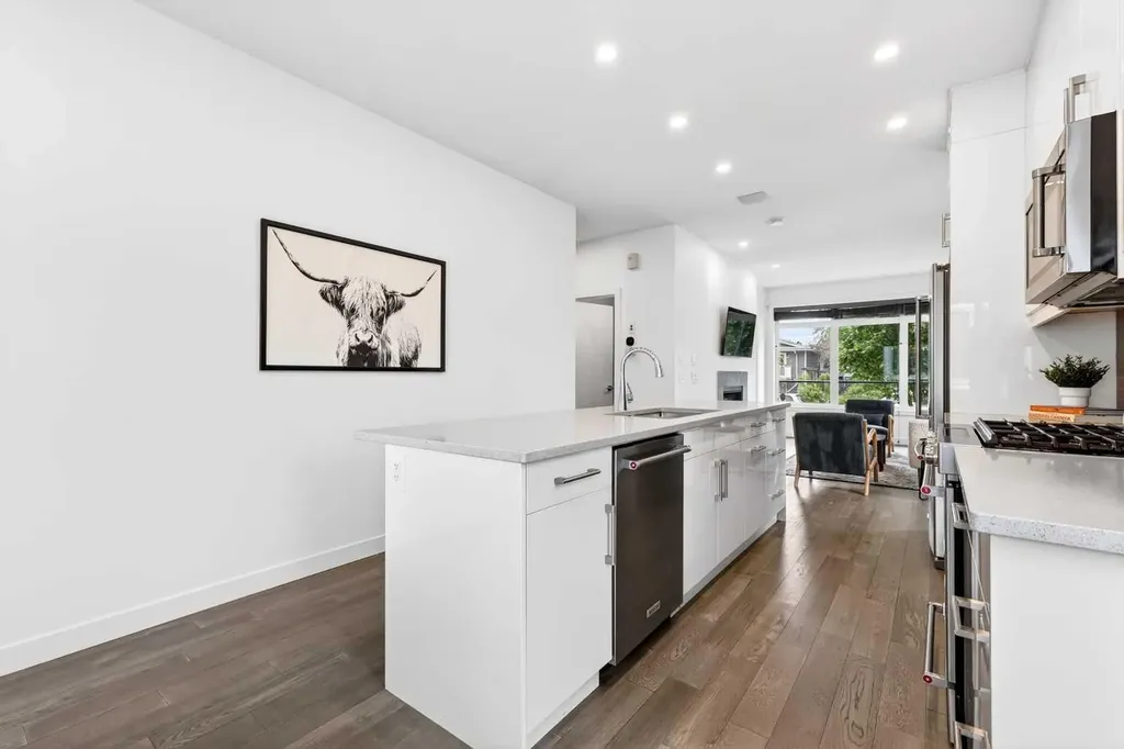 1616 24 Avenue NW Calgary AB T2M 1Y6
