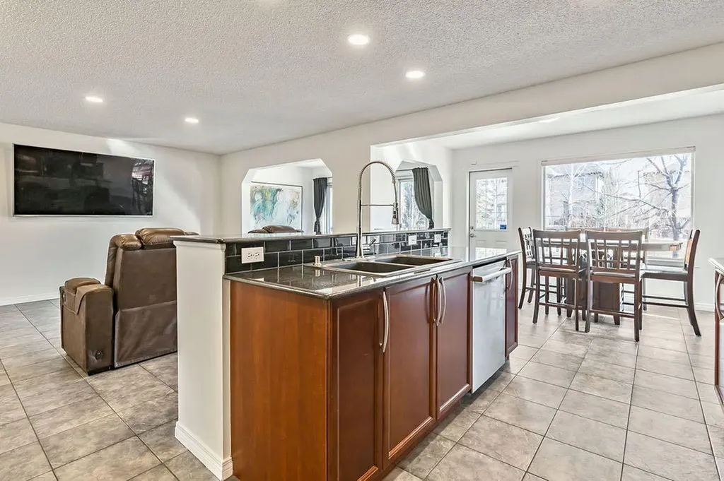 30 Drake Landing Common Okotoks AB T1S2H4