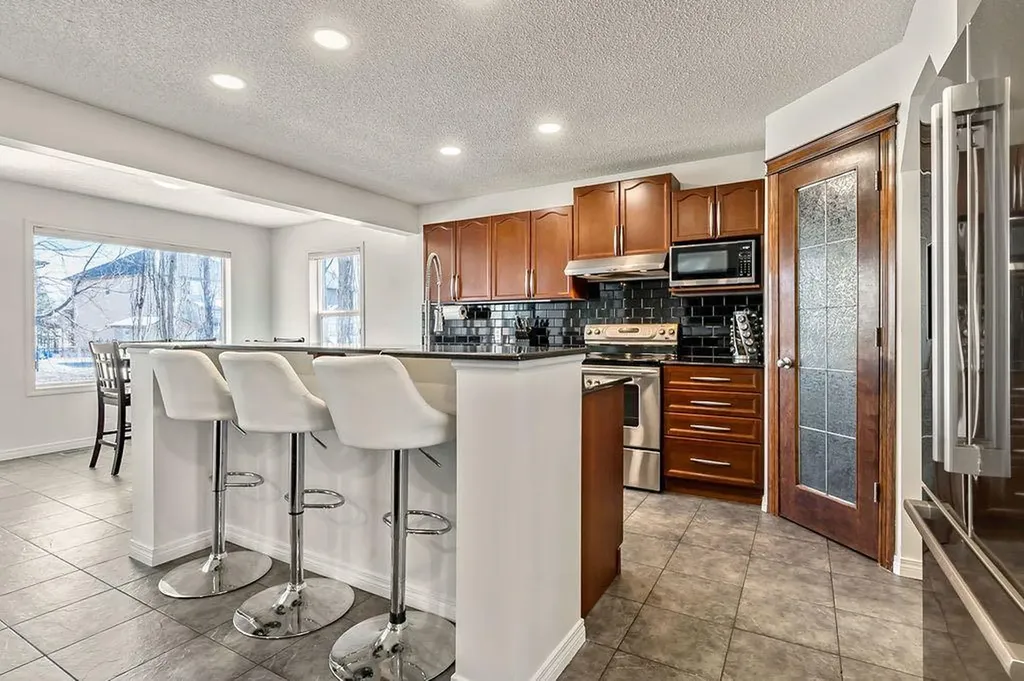 30 Drake Landing Common Okotoks AB T1S2H4