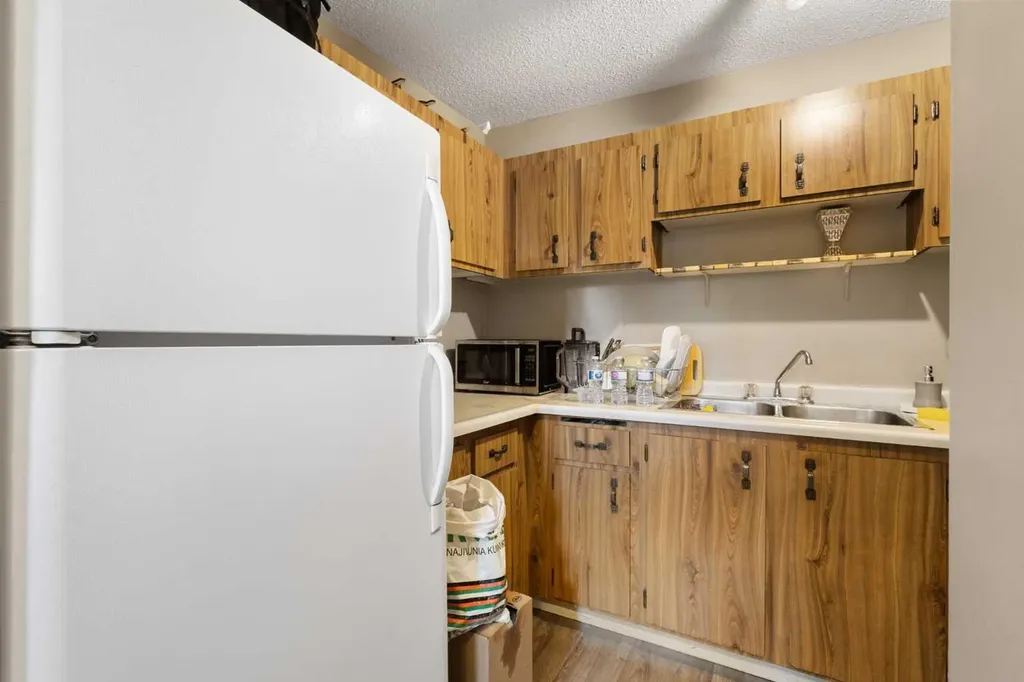 2519 38 Street NE Calgary AB T1Y 4W8