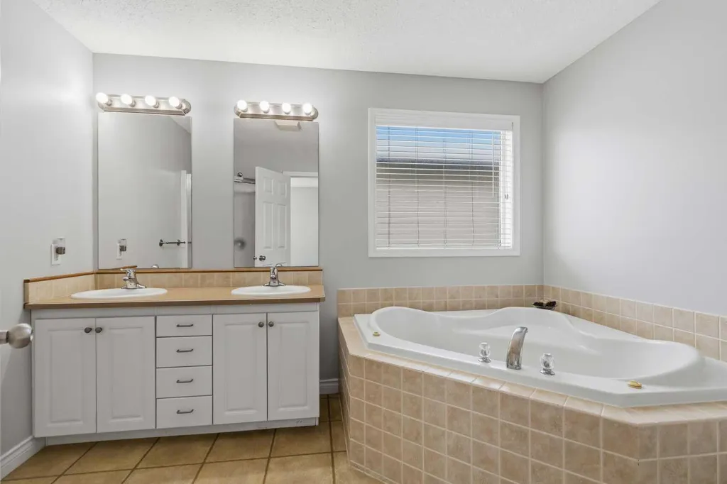 113 Lightbown Way Fort Mcmurray AB T9K2R1