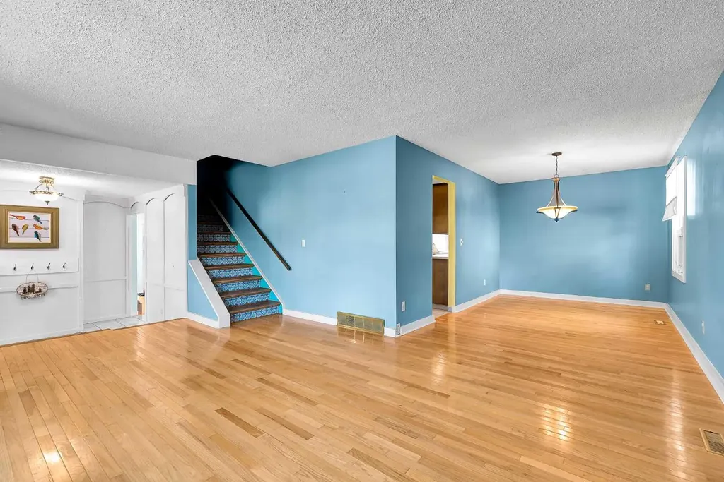 5603 Dalwood Way NW Calgary AB T3A 1S6