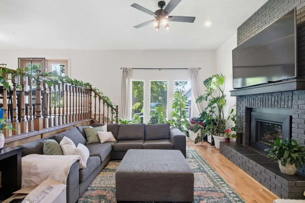20 Berkshire Court NW Calgary AB T3K 1Z5