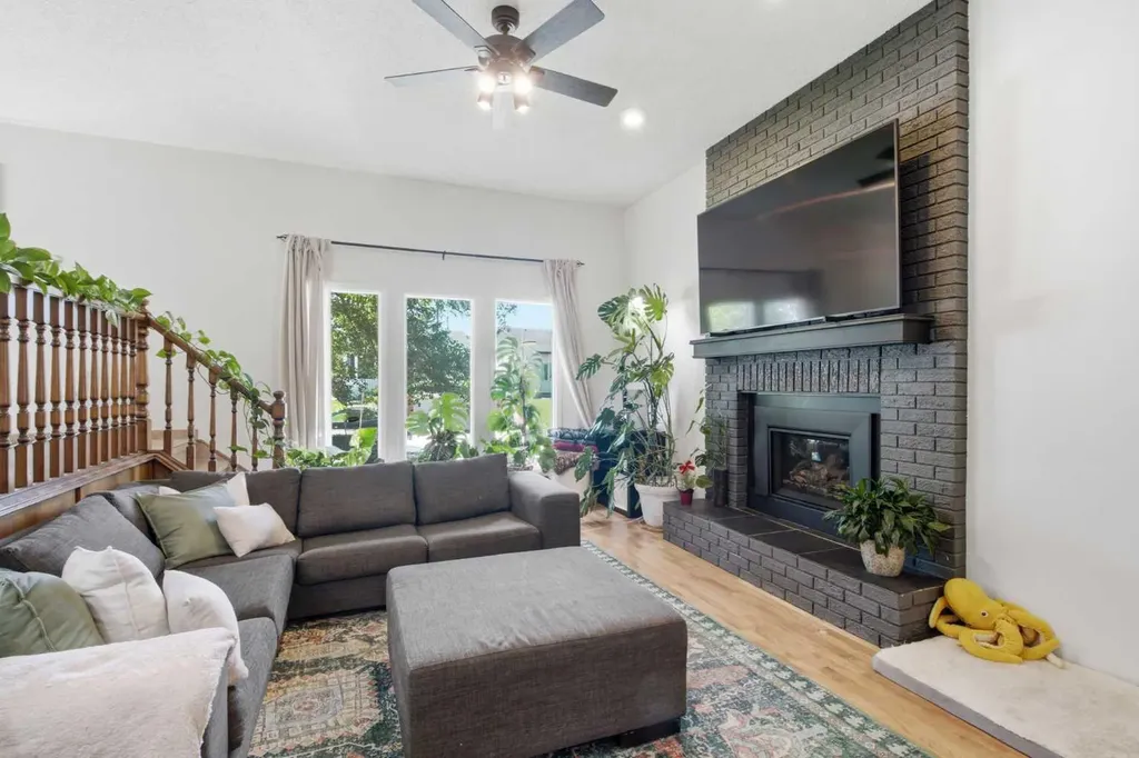 20 Berkshire Court NW Calgary AB T3K 1Z5