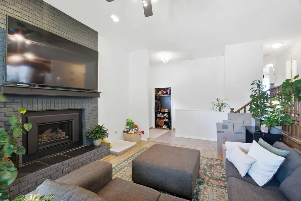 20 Berkshire Court NW Calgary AB T3K 1Z5