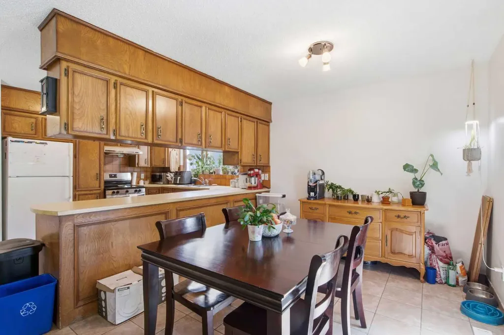20 Berkshire Court NW Calgary AB T3K 1Z5