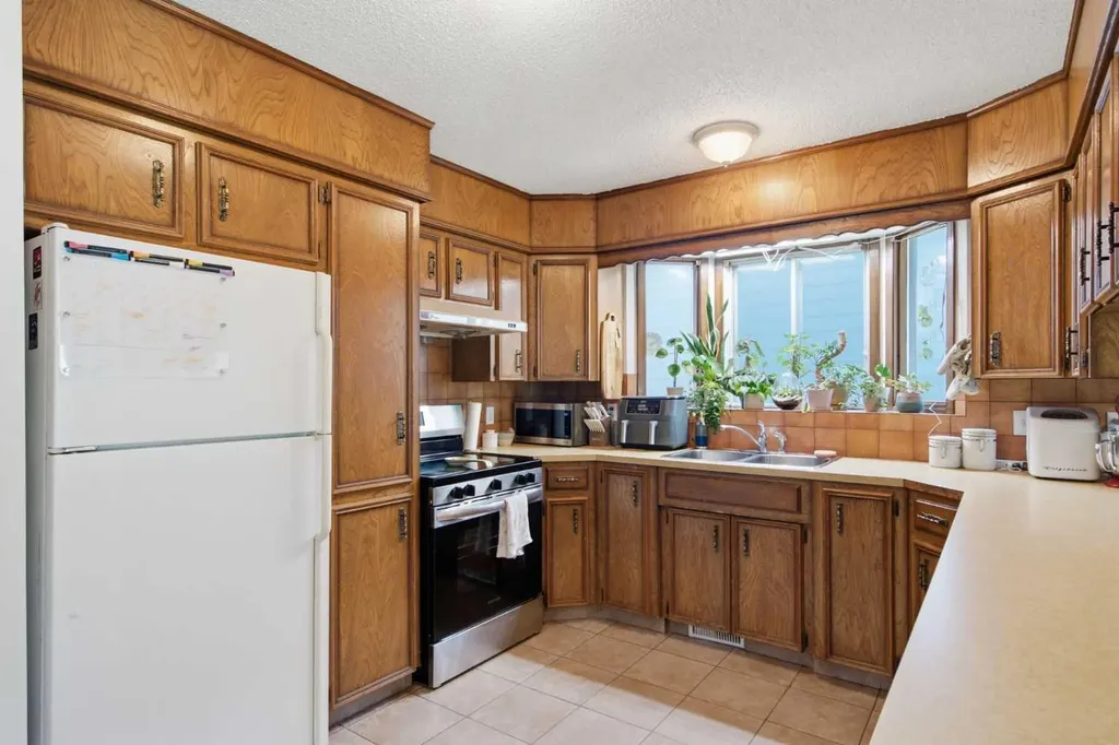 20 Berkshire Court NW Calgary AB T3K 1Z5