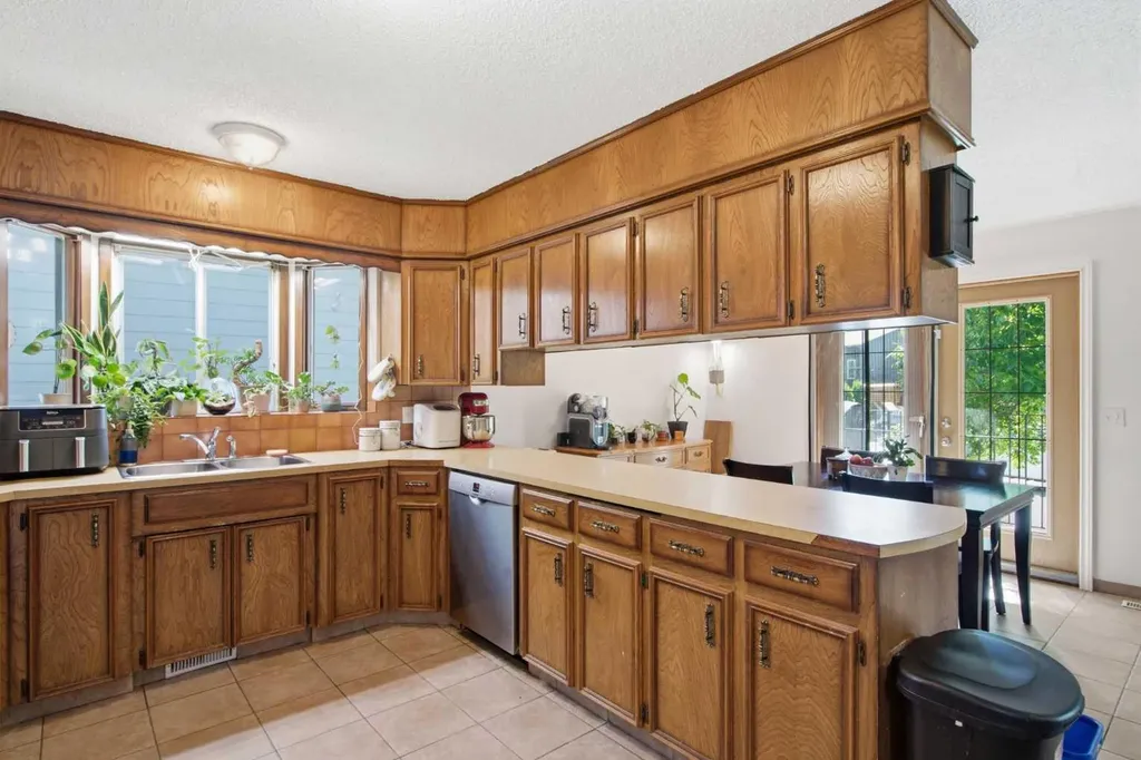 20 Berkshire Court NW Calgary AB T3K 1Z5