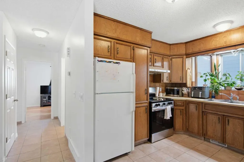 20 Berkshire Court NW Calgary AB T3K 1Z5
