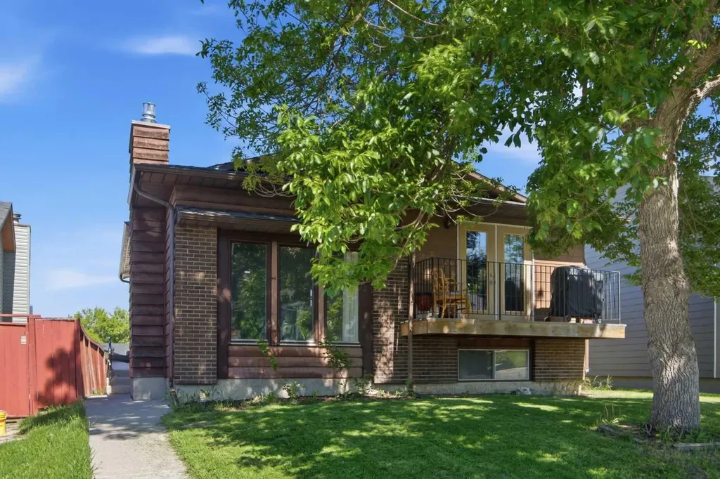 20 Berkshire Court NW Calgary AB T3K 1Z5