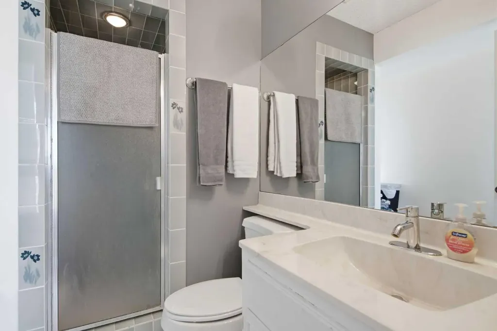 20 Berkshire Court NW Calgary AB T3K 1Z5