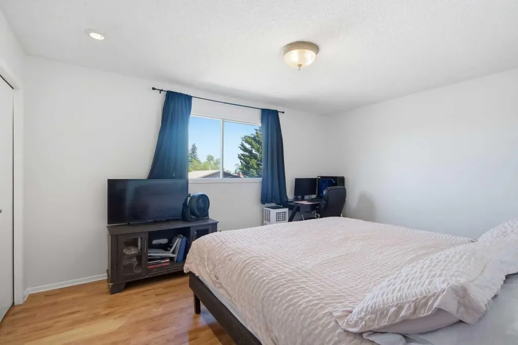 20 Berkshire Court NW Calgary AB T3K 1Z5