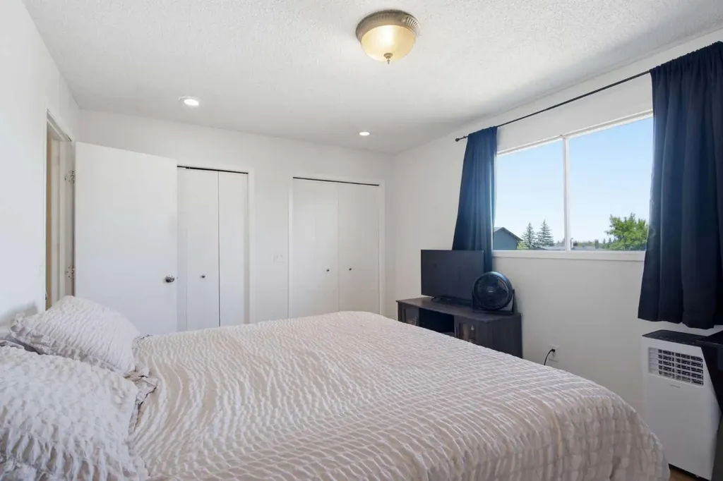 20 Berkshire Court NW Calgary AB T3K 1Z5