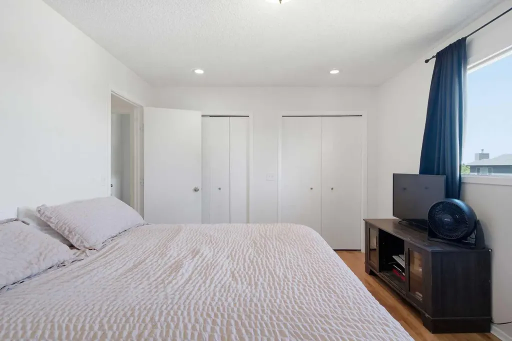 20 Berkshire Court NW Calgary AB T3K 1Z5