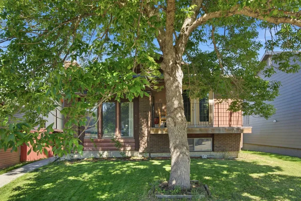 20 Berkshire Court NW Calgary AB T3K 1Z5