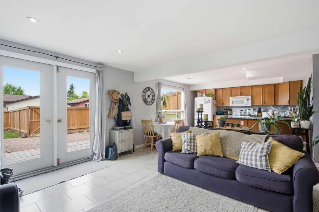 20 Berkshire Court NW Calgary AB T3K 1Z5