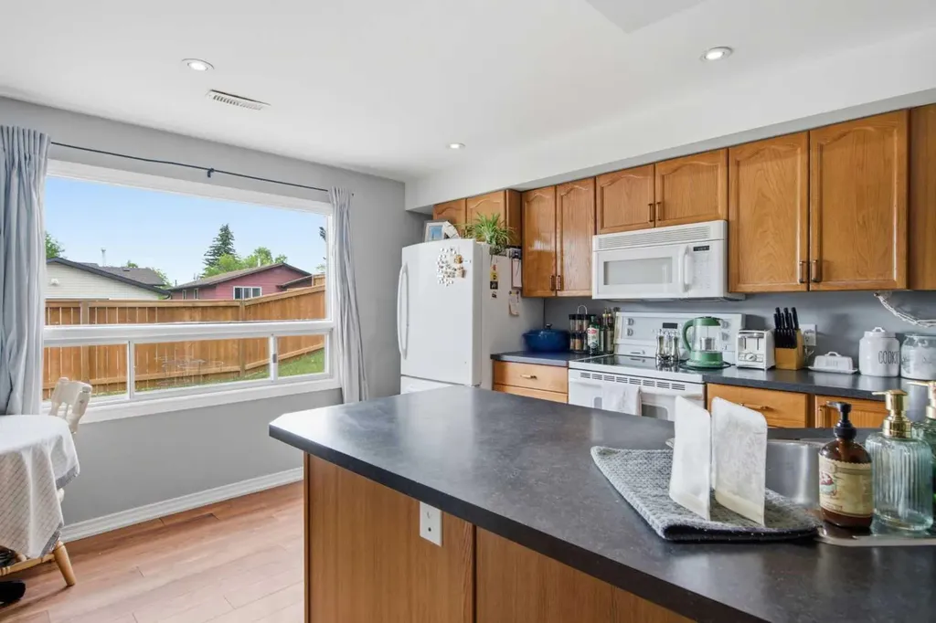20 Berkshire Court NW Calgary AB T3K 1Z5