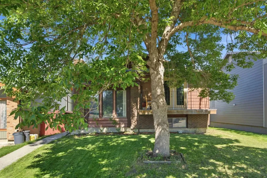 20 Berkshire Court NW Calgary AB T3K 1Z5