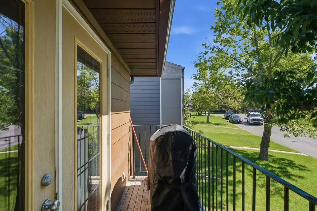20 Berkshire Court NW Calgary AB T3K 1Z5