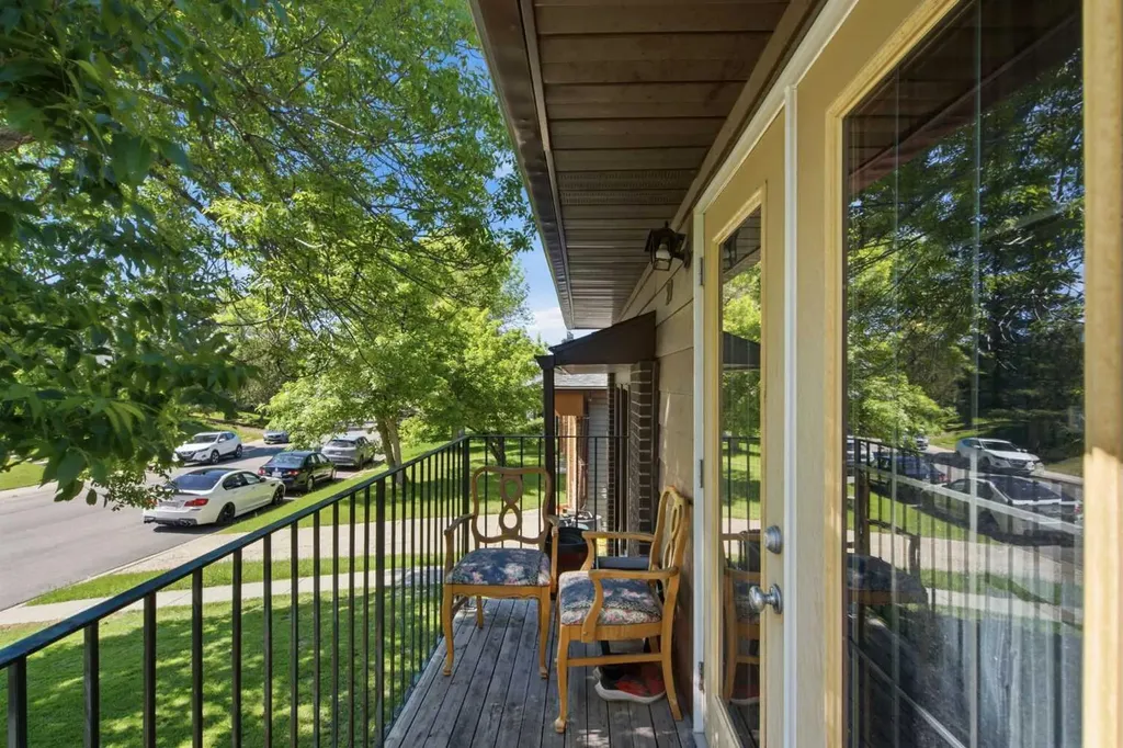 20 Berkshire Court NW Calgary AB T3K 1Z5