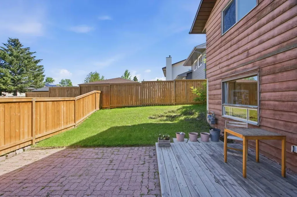 20 Berkshire Court NW Calgary AB T3K 1Z5