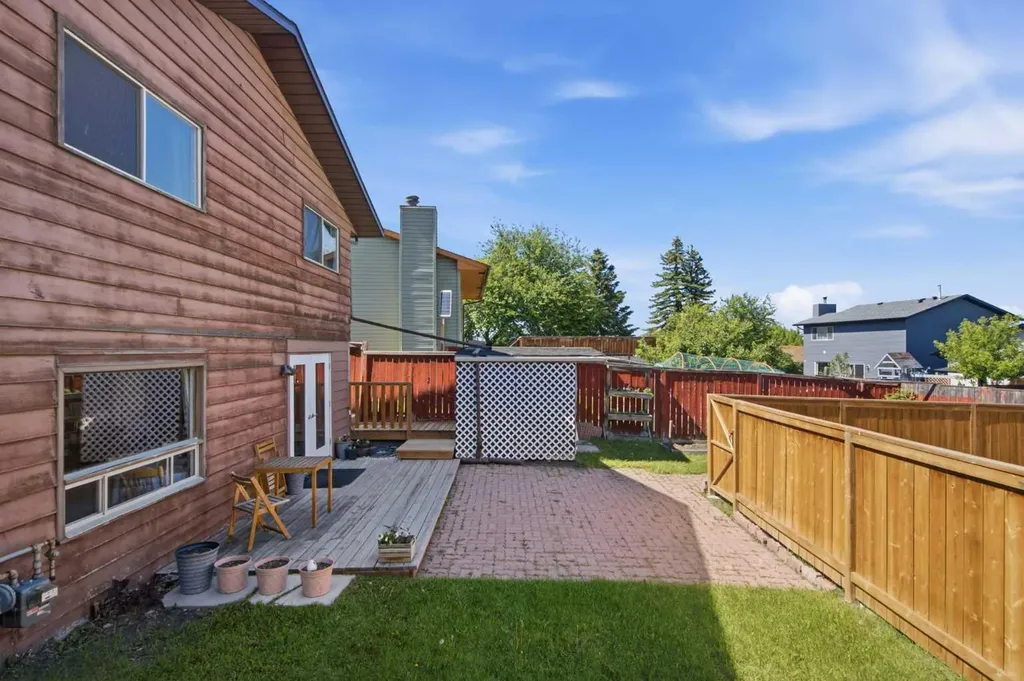 20 Berkshire Court NW Calgary AB T3K 1Z5