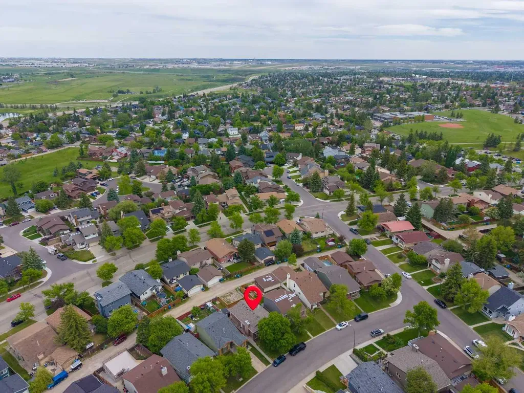 20 Berkshire Court NW Calgary AB T3K 1Z5