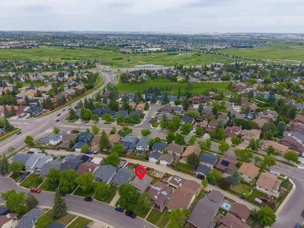 20 Berkshire Court NW Calgary AB T3K 1Z5